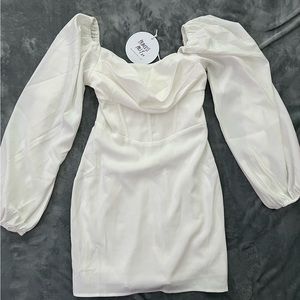 Lillie long sleeve mini dress white. Never worn. Size US 2.